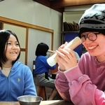 参加した小学生（左）が作った万華鏡をのぞくボランティア＝丹波篠山市小田中