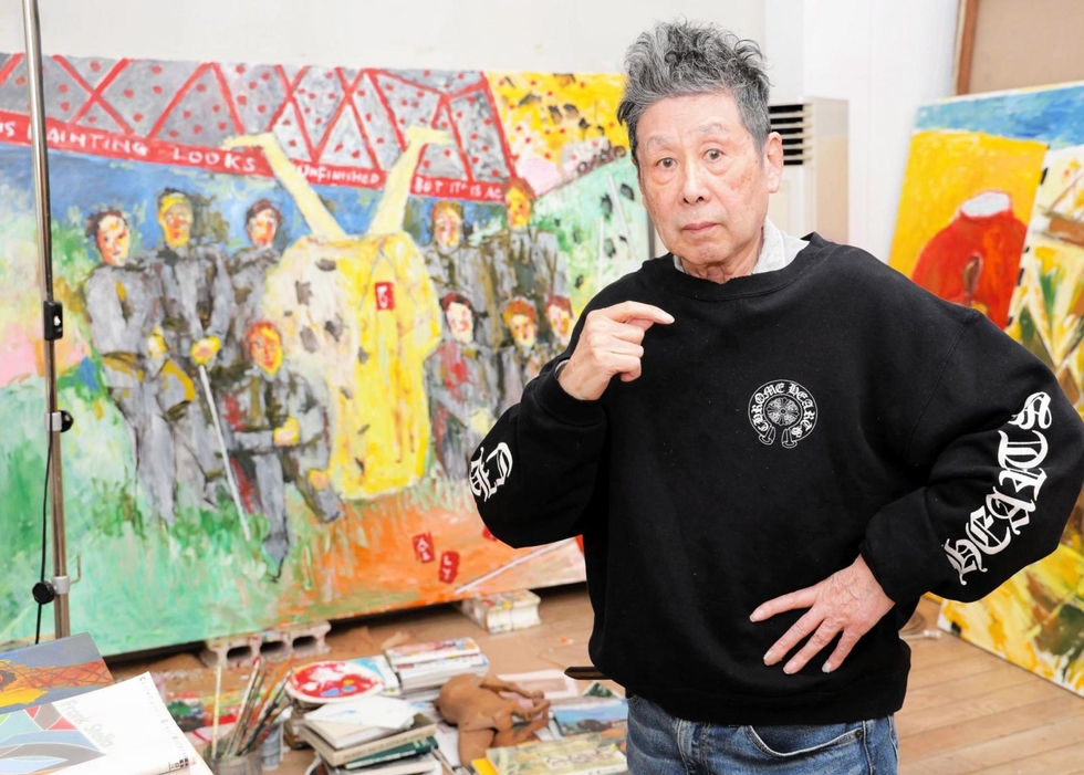 横尾忠則さん新作の油彩画60点 西脇を流れる加古川での記念写真