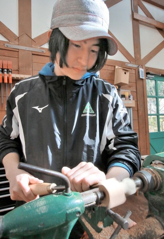 カプセルトイ企画の中心を担う指導員の水瀬健斗さん＝丹波市柏原町田路