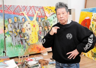 アトリエで新作を前にする横尾忠則さん＝東京都世田谷区（撮影・西岡正）