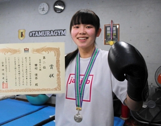 練習場所のジムで賞状を掲げる田村優奈さん＝丹波市氷上町常楽