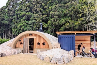 新しいアウトドアエリアに設けられた横穴式宿泊棟「アナクラ」＝ユニトピアささやま