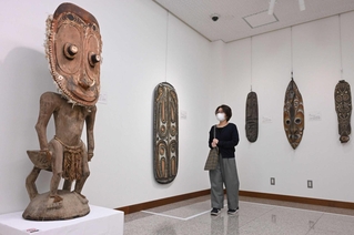 植野記念美術館の創設者、植野藤次郎さんらによる「エンバ探検隊」が収集した神像付きの台座や仮面＝植野記念美術館