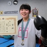 練習場所のジムで賞状を掲げる田村優奈さん＝丹波市氷上町常楽