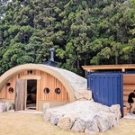 新しいアウトドアエリアに設けられた横穴式宿泊棟「アナクラ」＝ユニトピアささやま