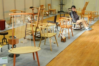 個性豊かな椅子が並ぶ展示会場＝丹波年輪の里