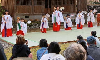 小学生以下の７人で披露された「巫女踊り」＝丹波篠山市福井