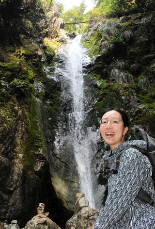 独鈷の滝の前で魅力を語る中辻郁美さん＝丹波市氷上町香良