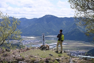 蛇山の頂上付近に位置する岩尾城跡。眺めも良く、殿様気分が味わえる？＝丹波市山南町