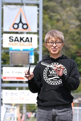 店舗の焼失をきっかけに障害者向けの訪問理容を本格化するサカイヘアーサロンの酒井泰成さん＝丹波市山南町池谷