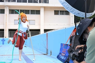 廃校舎のプールでコスプレ撮影を楽しむイベント参加者たち＝フォレスト・ドア　旧神楽小学校