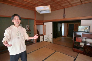 スタジオ兼ゲストハウスの整備について説明する土田翔大さん＝丹波篠山市・大山地区