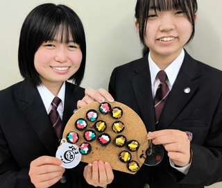 「篠山まるごと丼」のミニチュアピンバッジ製作に取り組む篠山産業高校機械研究部の部員たち＝丹波篠山市郡家