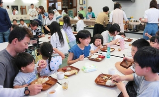 温かな食事を囲み談笑する児童ら＝丹波篠山市中