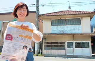 タクシーの事務所などに使われた建物をレンタルスペースに改装しようと取り組む畑美和子さん＝丹波市山南町池谷