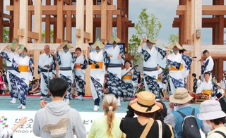 万博会場で生演奏と踊りを披露する「兵庫県丹波篠山デカンショ節保存会」＝大阪市此花区の夢洲