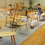 個性豊かな椅子が並ぶ展示会場＝丹波年輪の里