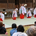 小学生以下の７人で披露された「巫女踊り」＝丹波篠山市福井