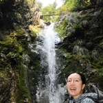 独鈷の滝の前で魅力を語る中辻郁美さん＝丹波市氷上町香良