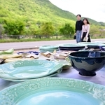 ずらりと並ぶ色とりどりの焼き物＝丹波篠山市今田町上立杭