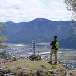蛇山の頂上付近に位置する岩尾城跡。眺めも良く、殿様気分が味わえる？＝丹波市山南町
