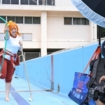 廃校舎のプールでコスプレ撮影を楽しむイベント参加者たち＝フォレスト・ドア　旧神楽小学校
