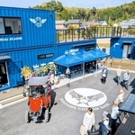 コンテナ風の建物の新施設「ササヤマコットンベース」＝丹波篠山市野間