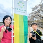 丹波篠山国際博の広報をコンビで担当する畑弘恵さん（左）と野口琉那さん＝篠山城跡