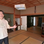 スタジオ兼ゲストハウスの整備について説明する土田翔大さん＝丹波篠山市・大山地区