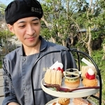 丹波アフタヌーンセット（２人分）を手にする出口拡希店長＝丹波市柏原町柏原