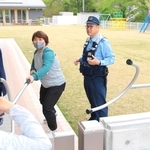 警察官に教わり、門前で不審者を食い止める方法を実践する職員たち＝こんだ認定こども園