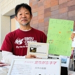 子どもからの礼状を手にする近兼拓史さん。映画館には取り置き枚数を記したボードも設置されている＝丹波篠山市今田町今田新田
