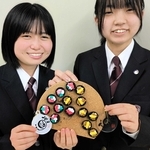 「篠山まるごと丼」のミニチュアピンバッジ製作に取り組む篠山産業高校機械研究部の部員たち＝丹波篠山市郡家