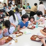 温かな食事を囲み談笑する児童ら＝丹波篠山市中