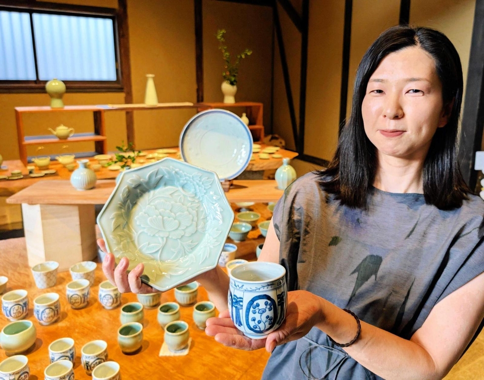 王地山焼 青磁 弁財天 置物 江戸時代 後期 箱付 王地山焼 青磁 弁財天 置物 江戸時代 後期 箱付