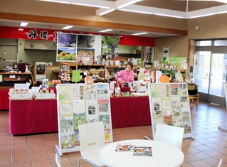 氷上パーキングエリア内の休憩スペース「丹波いっぷく茶屋」。奧に厨房がある＝丹波市氷上町本郷