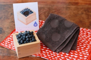黒大豆を染料にしたタオルハンカチ。滋味あふれる色合いは愛用して「育てる」と変化も楽しめるという＝丹波篠山市福井