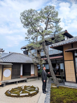 国登録文化財の住宅を改修し、オープンした宿「豆家」と小田垣商店の小田垣昇社長＝丹波篠山市立町