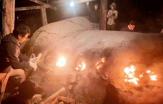 丹波焼最古の登り窯の公開焼成でまきをくべる窯元ら＝丹波篠山市今田町上立杭