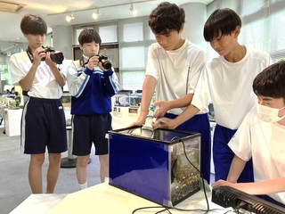 青垣中学校の生徒を取材する（左から）岸田彰人さん、横谷龍之介さん＝丹波市青垣町山垣