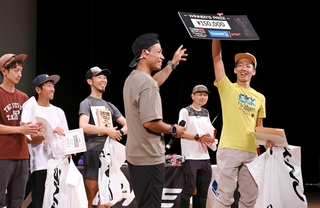 １００マイル男子で初の連覇を果たした山本諒馬さん（右端）＝丹波の森公苑