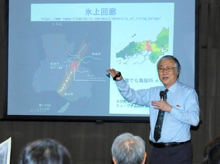 「氷上回廊」が寒冷な環境で繁殖する植物の東西への分布拡大を妨げてきたことを説明する県立人と自然の博物館の村上哲明館長＝丹波市青垣町佐治（撮影・秋山亮太）