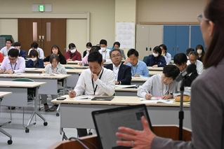 カスタマーハラスメントがあった際の対応について学ぶ市職員ら＝氷上住民センター