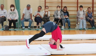 保護者らが見守る中、練習成果を披露する児童＝丹波篠山市本郷