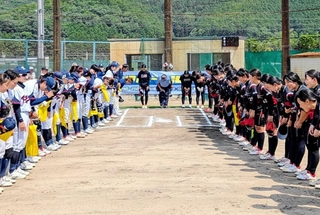 女子ソフトボールの親善試合を前に整列し、あいさつする韓国代表チーム（左手）と環太平洋大学チーム＝丹波篠山市南矢代