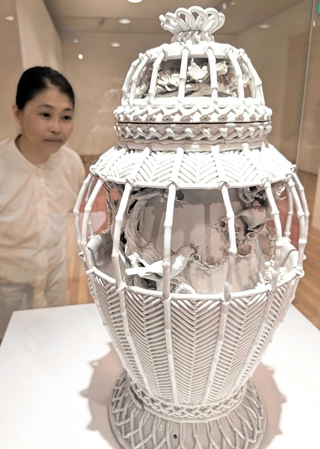 小鳥やカゴの編み目など、細かな細工が施された出石焼の白磁＝兵庫陶芸美術館