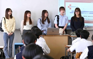 「たんば大学」プロジェクトに参加する藤井ゼミの学生ら＝丹波市柏原町東奥