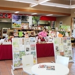 氷上パーキングエリア内の休憩スペース「丹波いっぷく茶屋」。奧に厨房がある＝丹波市氷上町本郷