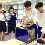 青垣中学校の生徒を取材する（左から）岸田彰人さん、横谷龍之介さん＝丹波市青垣町山垣