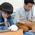 真剣な表情で化石を探す受講者たち＝丹波市氷上町石生